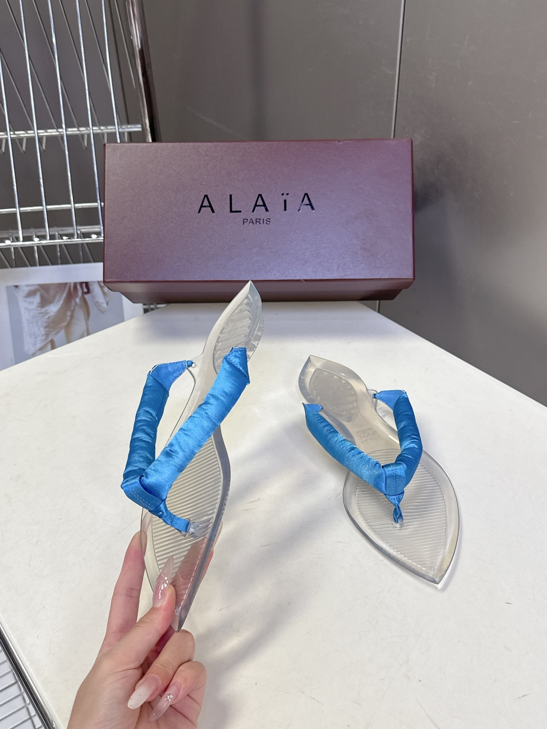 Alaïa阿莱亚春夏最新款夹趾人字拖超多明星网红种草 夹脚处采用了充棉/泡泡纱设计 透明底具有高透的水晶