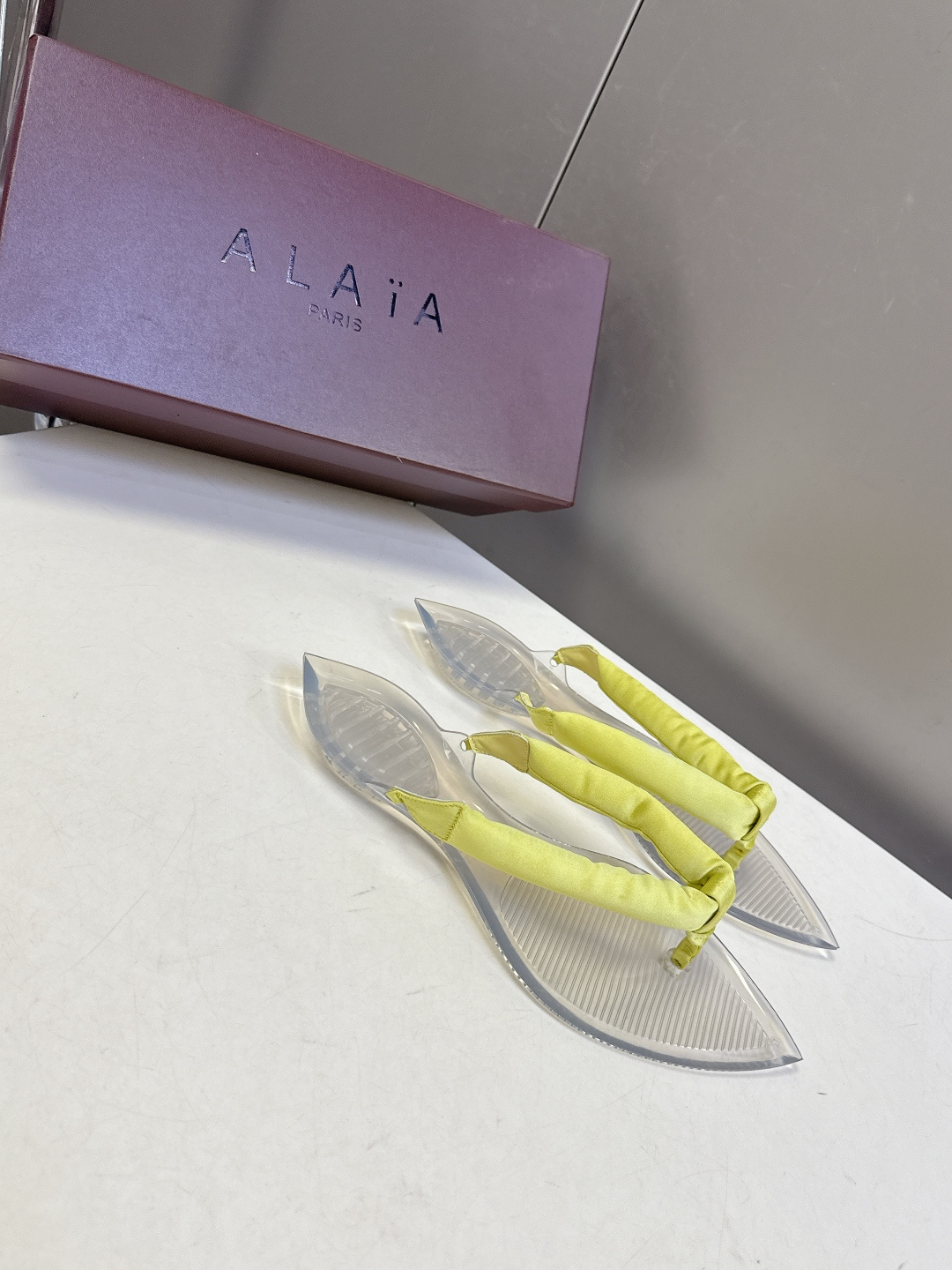 Alaïa阿莱亚春夏最新款夹趾人字拖超多明星网红种草 夹脚处采用了充棉/泡泡纱设计 透明底具有高透的水晶