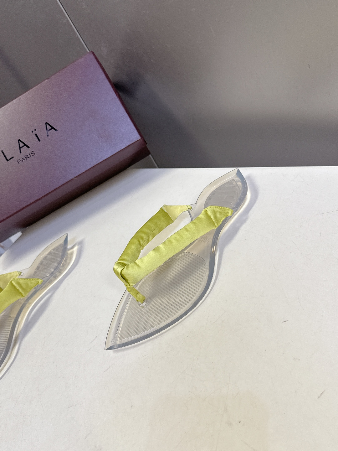 Alaïa阿莱亚春夏最新款夹趾人字拖超多明星网红种草 夹脚处采用了充棉/泡泡纱设计 透明底具有高透的水晶