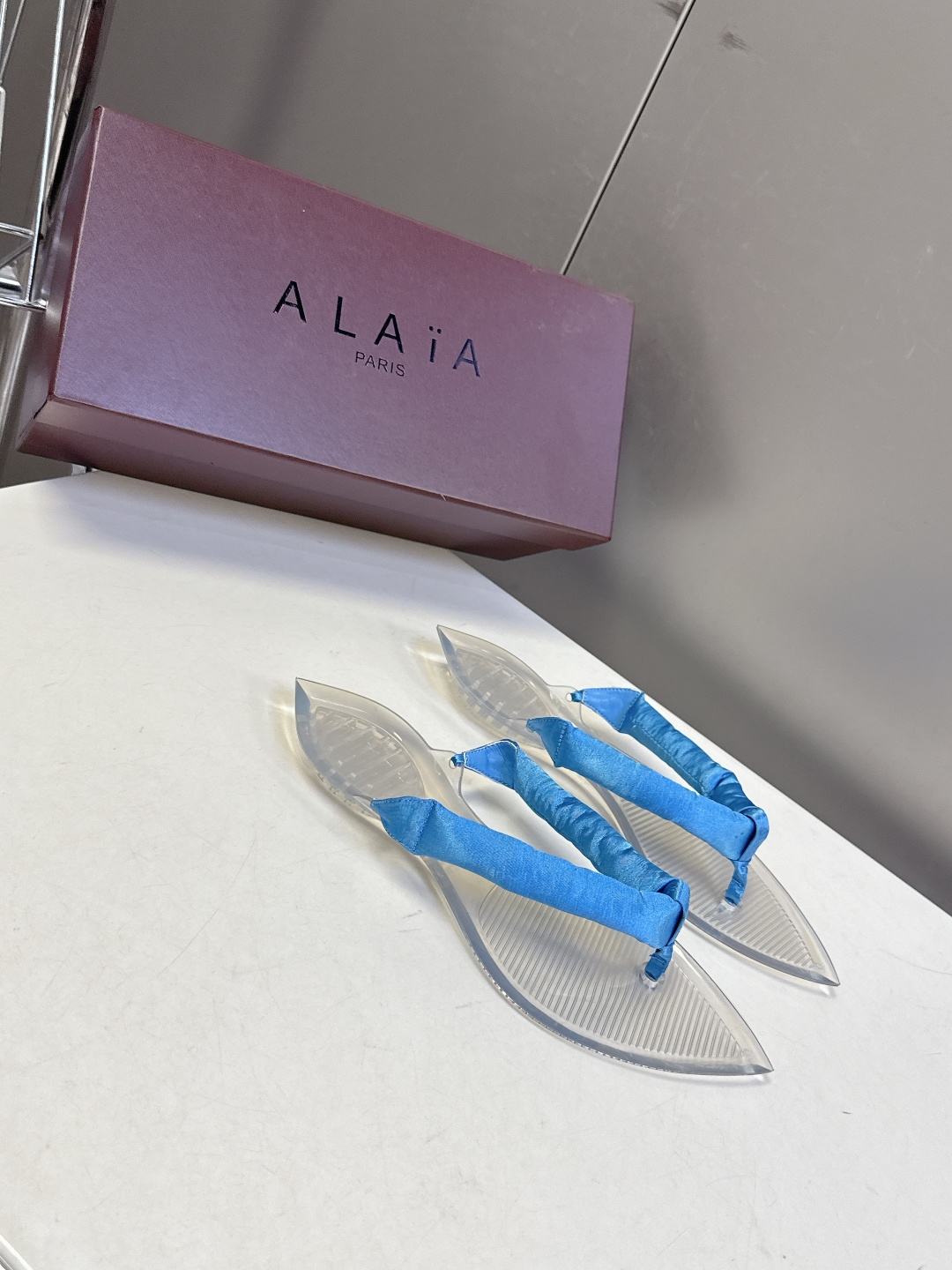 Alaïa阿莱亚春夏最新款夹趾人字拖超多明星网红种草 夹脚处采用了充棉/泡泡纱设计 透明底具有高透的水晶