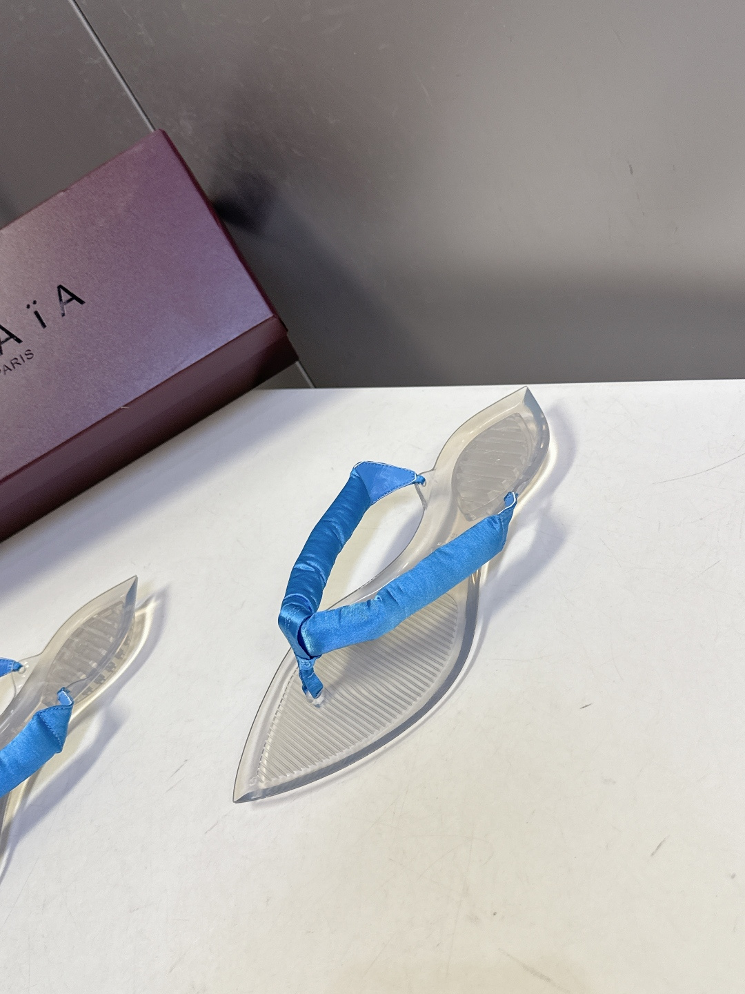 Alaïa阿莱亚春夏最新款夹趾人字拖超多明星网红种草 夹脚处采用了充棉/泡泡纱设计 透明底具有高透的水晶