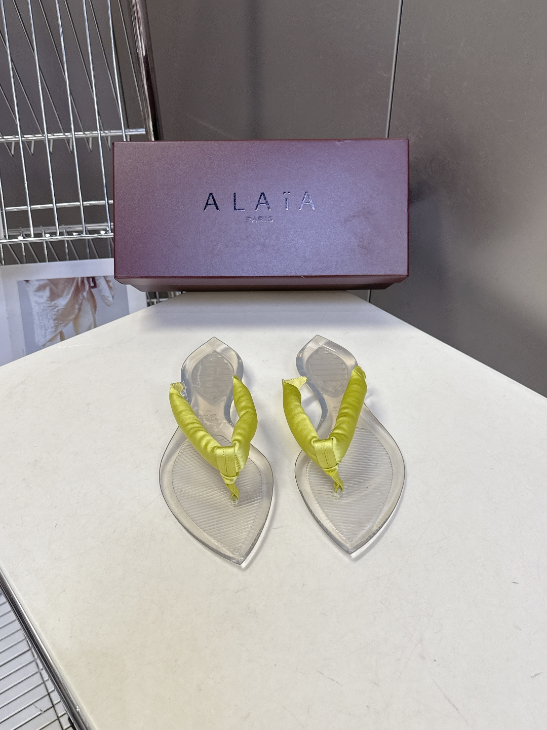 Alaïa阿莱亚春夏最新款夹趾人字拖超多明星网红种草 夹脚处采用了充棉/泡泡纱设计 透明底具有高透的水晶