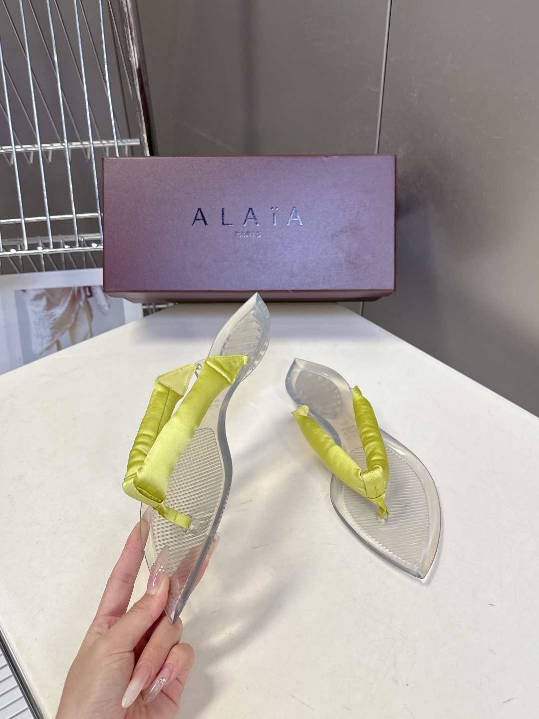 Alaïa阿莱亚春夏最新款夹趾人字拖超多明星网红种草 夹脚处采用了充棉/泡泡纱设计 透明底具有高透的水晶