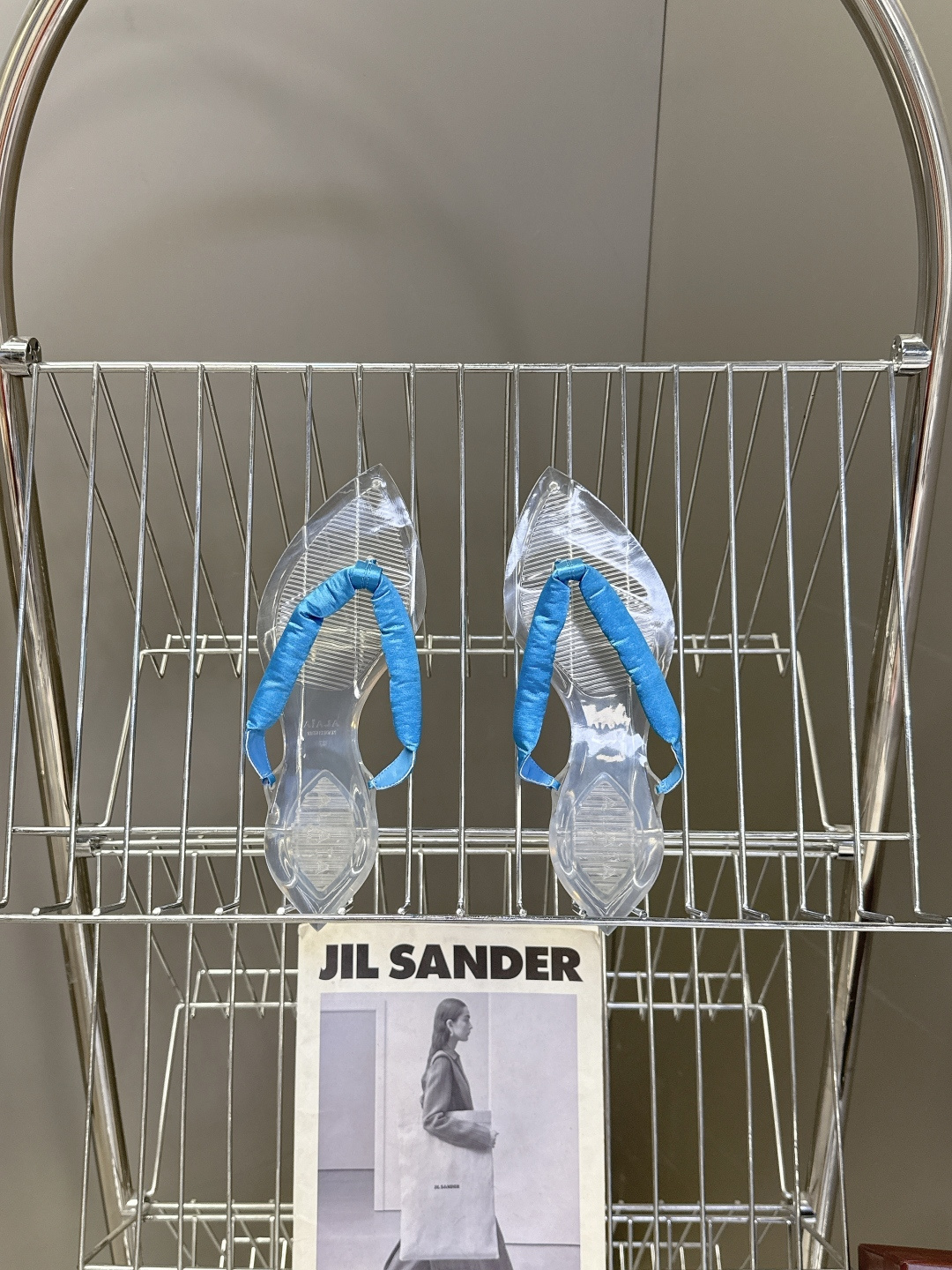 Alaïa阿莱亚春夏最新款夹趾人字拖超多明星网红种草 夹脚处采用了充棉/泡泡纱设计 透明底具有高透的水晶