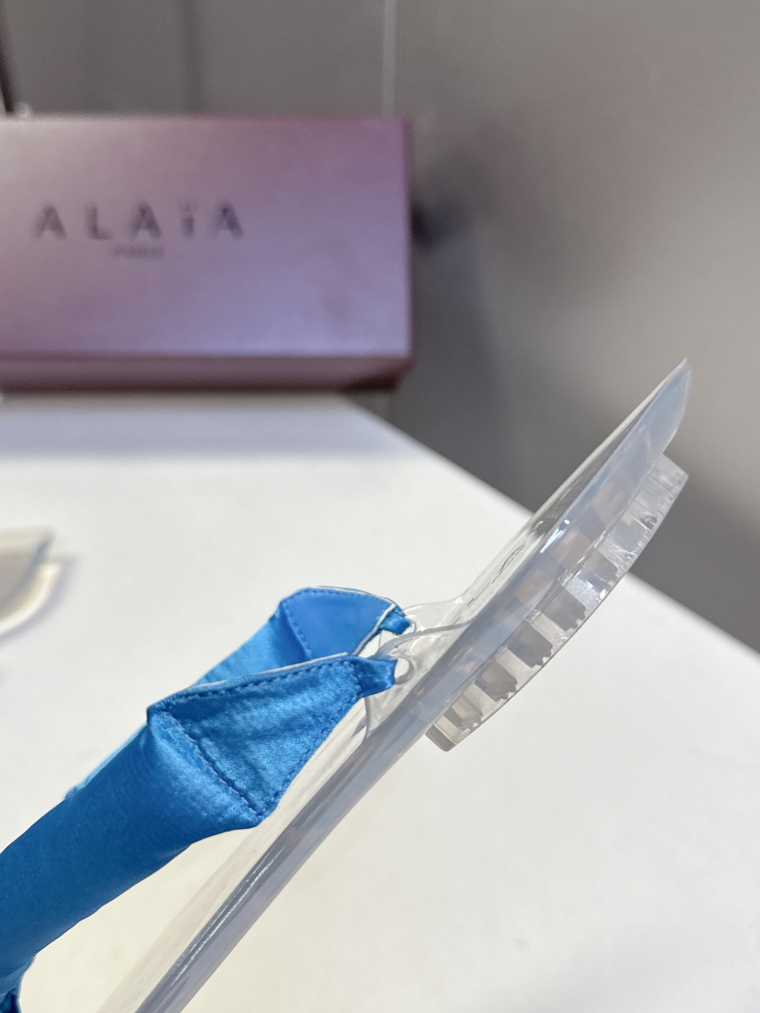 Alaïa阿莱亚春夏最新款夹趾人字拖超多明星网红种草 夹脚处采用了充棉/泡泡纱设计 透明底具有高透的水晶