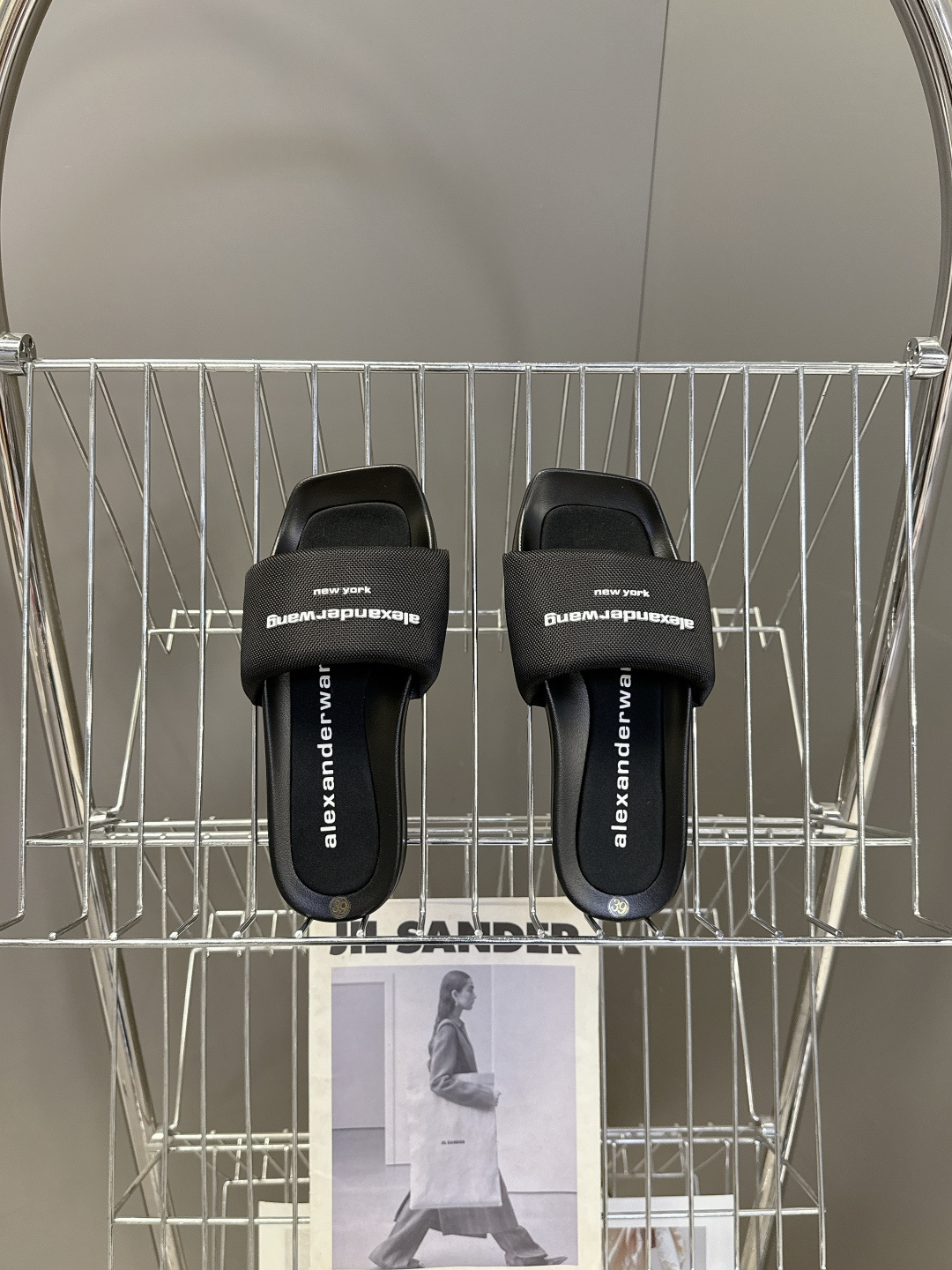 Alexander Wang亚历山大王春夏最新款方头一字拖超多明星网红种草 鞋面采用满铺水钻水晶缀饰点缀