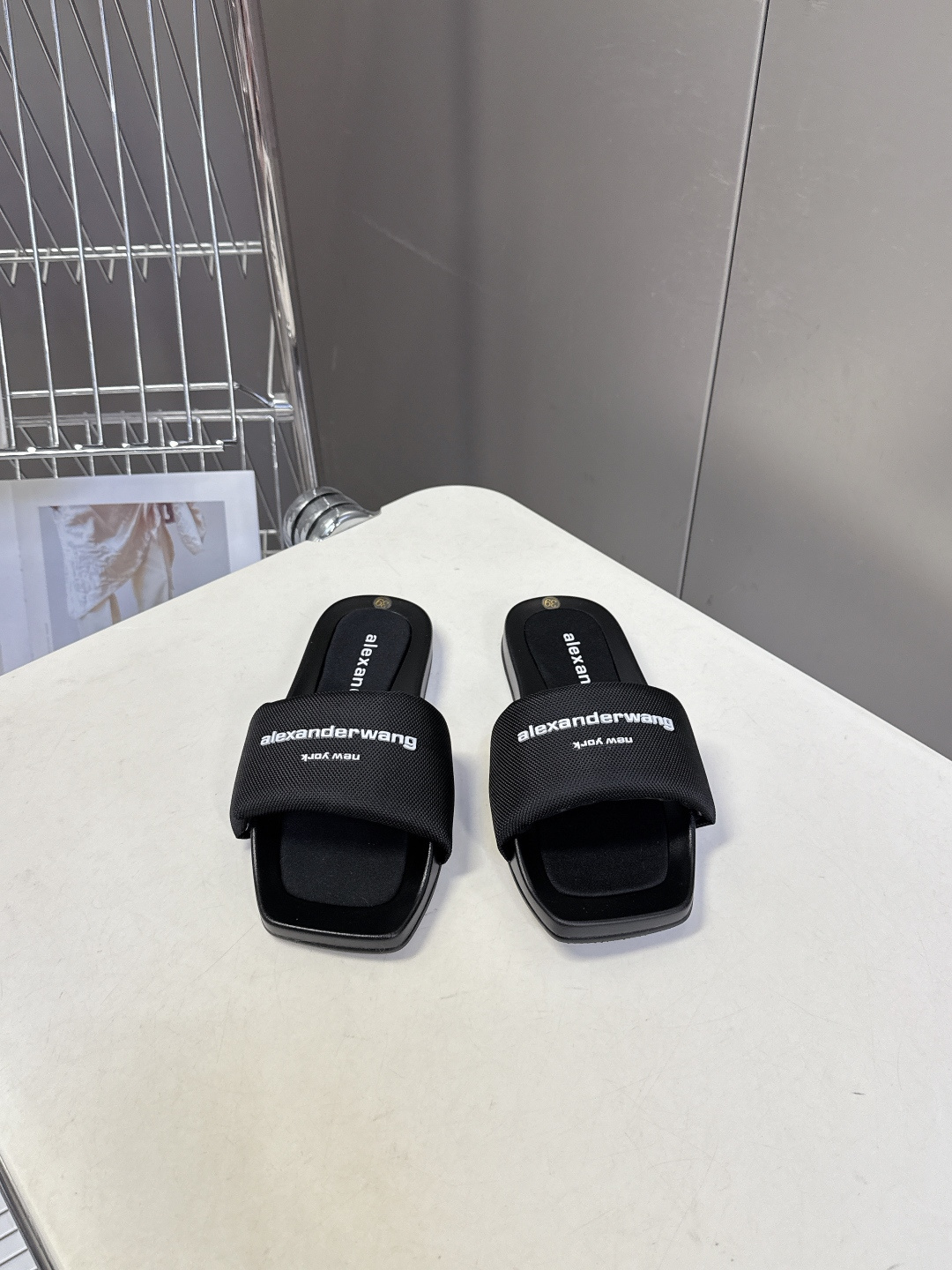 Alexander Wang亚历山大王春夏最新款方头一字拖超多明星网红种草 鞋面采用满铺水钻水晶缀饰点缀