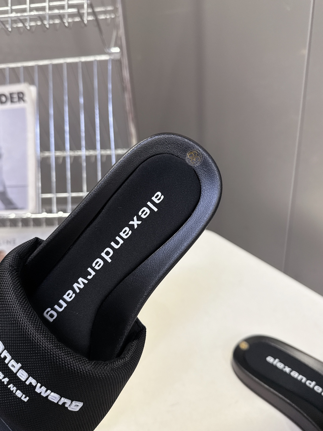 Alexander Wang亚历山大王春夏最新款方头一字拖超多明星网红种草 鞋面采用满铺水钻水晶缀饰点缀