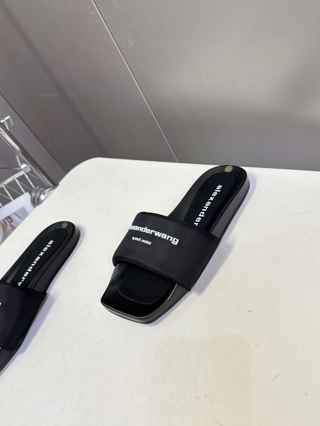 Alexander Wang亚历山大王春夏最新款方头一字拖超多明星网红种草 鞋面采用满铺水钻水晶缀饰点缀