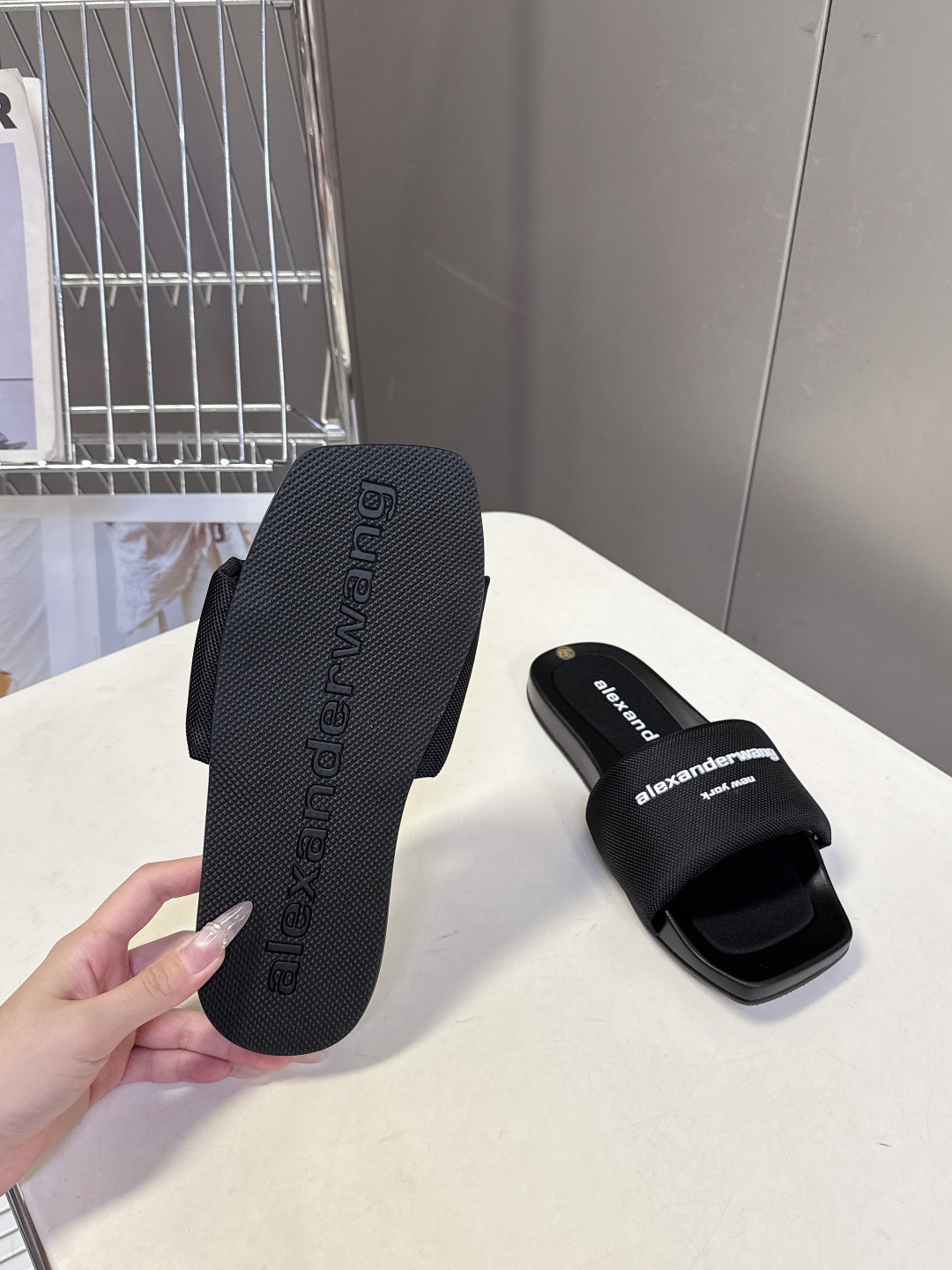 Alexander Wang亚历山大王春夏最新款方头一字拖超多明星网红种草 鞋面采用满铺水钻水晶缀饰点缀