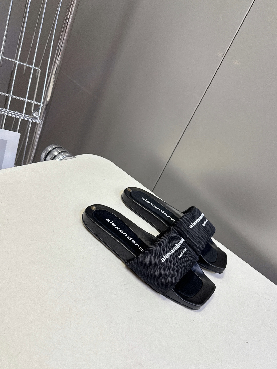 Alexander Wang亚历山大王春夏最新款方头一字拖超多明星网红种草 鞋面采用满铺水钻水晶缀饰点缀