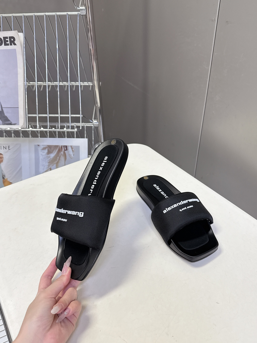 Alexander Wang亚历山大王春夏最新款方头一字拖超多明星网红种草 鞋面采用满铺水钻水晶缀饰点缀