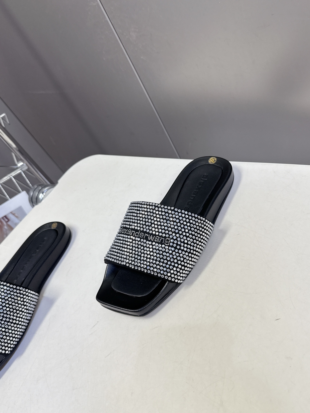 Alexander Wang亚历山大王春夏最新款方头一字拖超多明星网红种草 鞋面采用满铺水钻水晶缀饰点缀