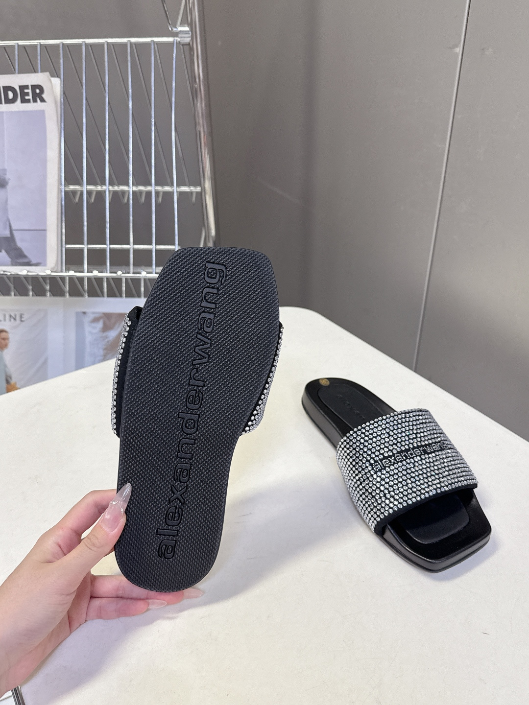 Alexander Wang亚历山大王春夏最新款方头一字拖超多明星网红种草 鞋面采用满铺水钻水晶缀饰点缀