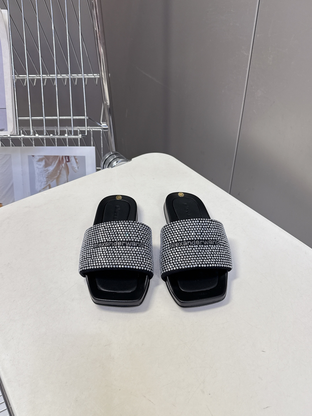 Alexander Wang亚历山大王春夏最新款方头一字拖超多明星网红种草 鞋面采用满铺水钻水晶缀饰点缀