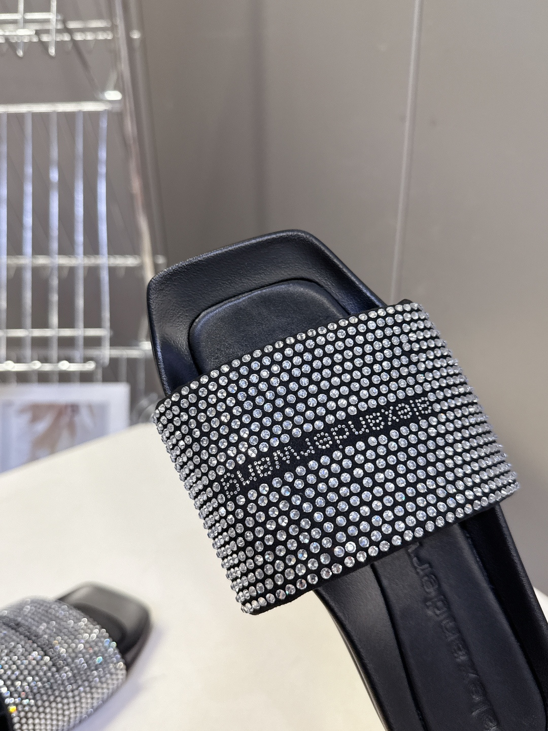 Alexander Wang亚历山大王春夏最新款方头一字拖超多明星网红种草 鞋面采用满铺水钻水晶缀饰点缀