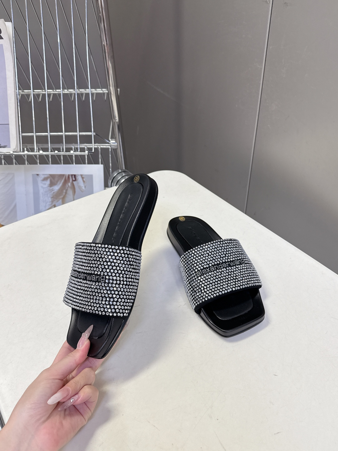 Alexander Wang亚历山大王春夏最新款方头一字拖超多明星网红种草 鞋面采用满铺水钻水晶缀饰点缀