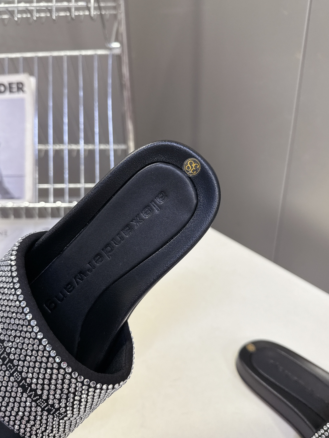 Alexander Wang亚历山大王春夏最新款方头一字拖超多明星网红种草 鞋面采用满铺水钻水晶缀饰点缀