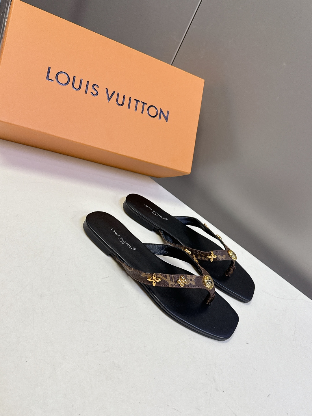 路易威登Louis Vuitton春夏最新款方头夹趾人字拖超多明星网红种草 采用近年流行的方头鞋型 修饰