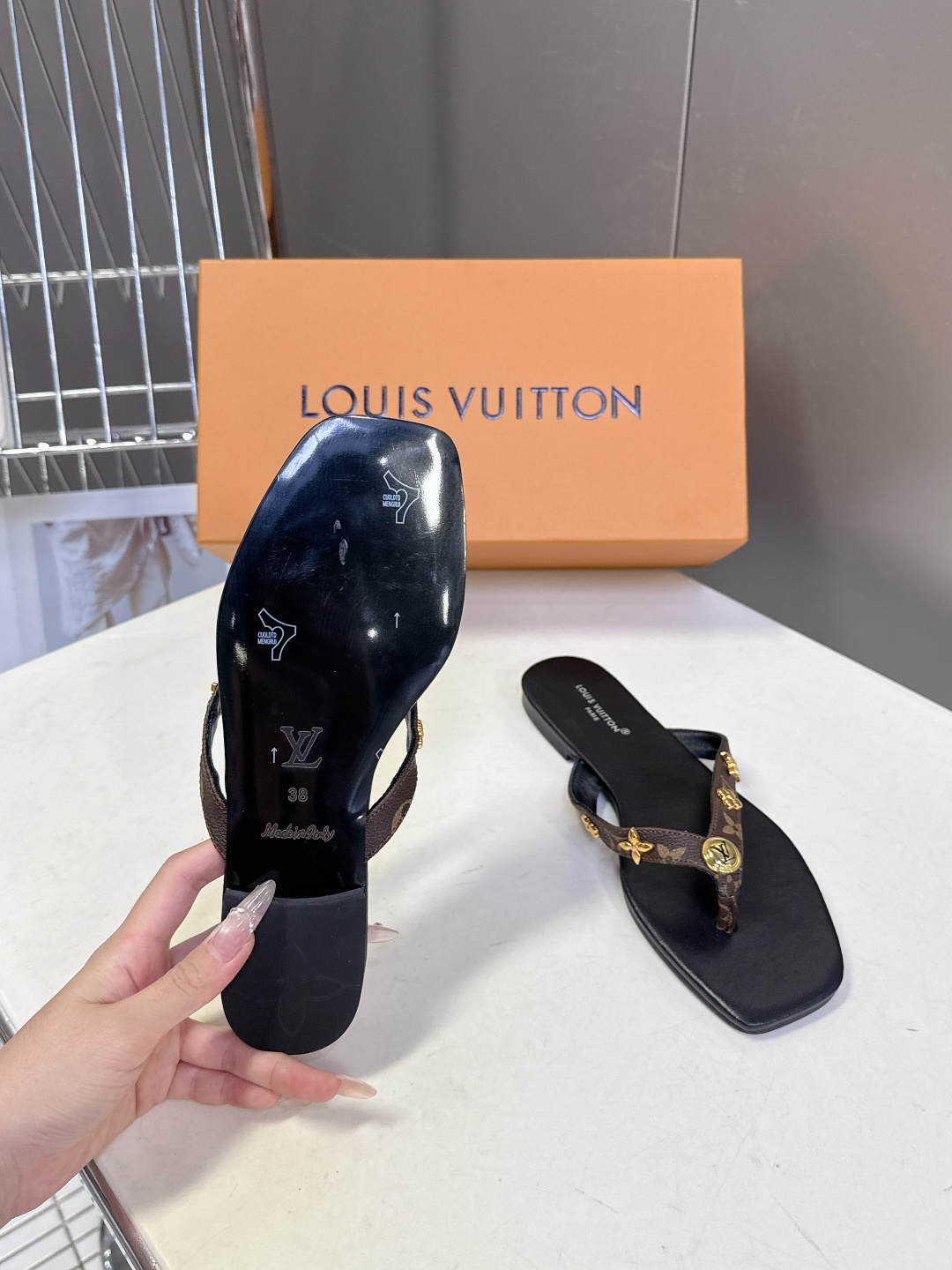 路易威登Louis Vuitton春夏最新款方头夹趾人字拖超多明星网红种草 采用近年流行的方头鞋型 修饰