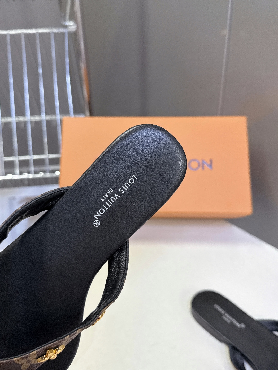 路易威登Louis Vuitton春夏最新款方头夹趾人字拖超多明星网红种草 采用近年流行的方头鞋型 修饰