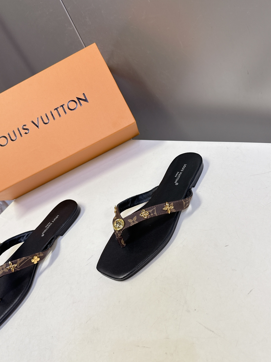 路易威登Louis Vuitton春夏最新款方头夹趾人字拖超多明星网红种草 采用近年流行的方头鞋型 修饰