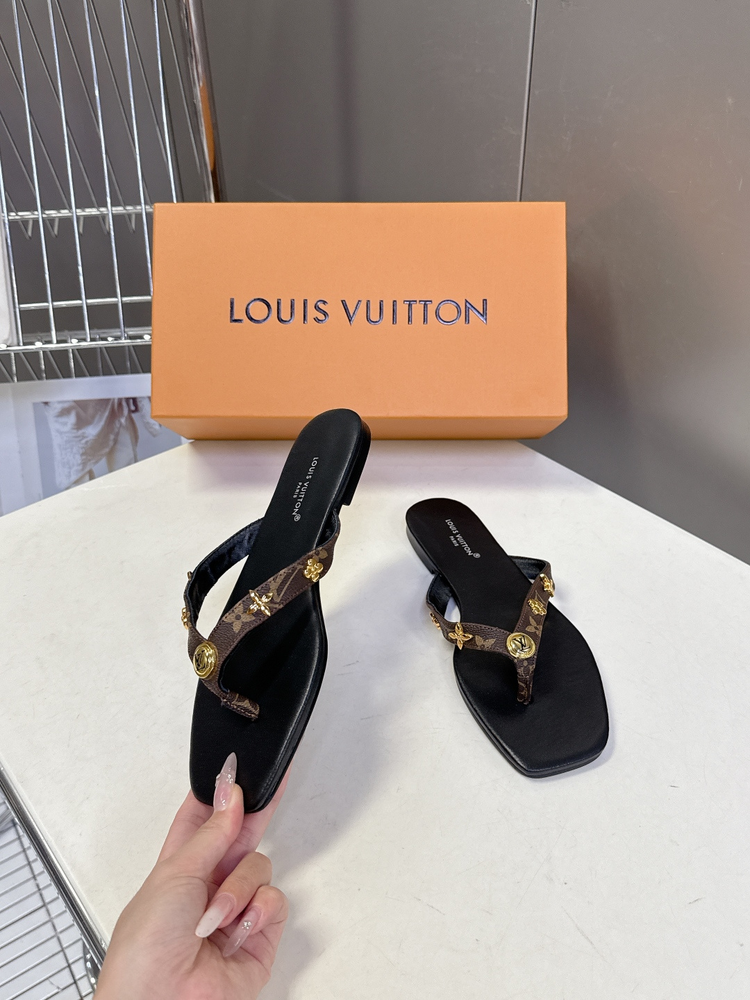 路易威登Louis Vuitton春夏最新款方头夹趾人字拖超多明星网红种草 采用近年流行的方头鞋型 修饰