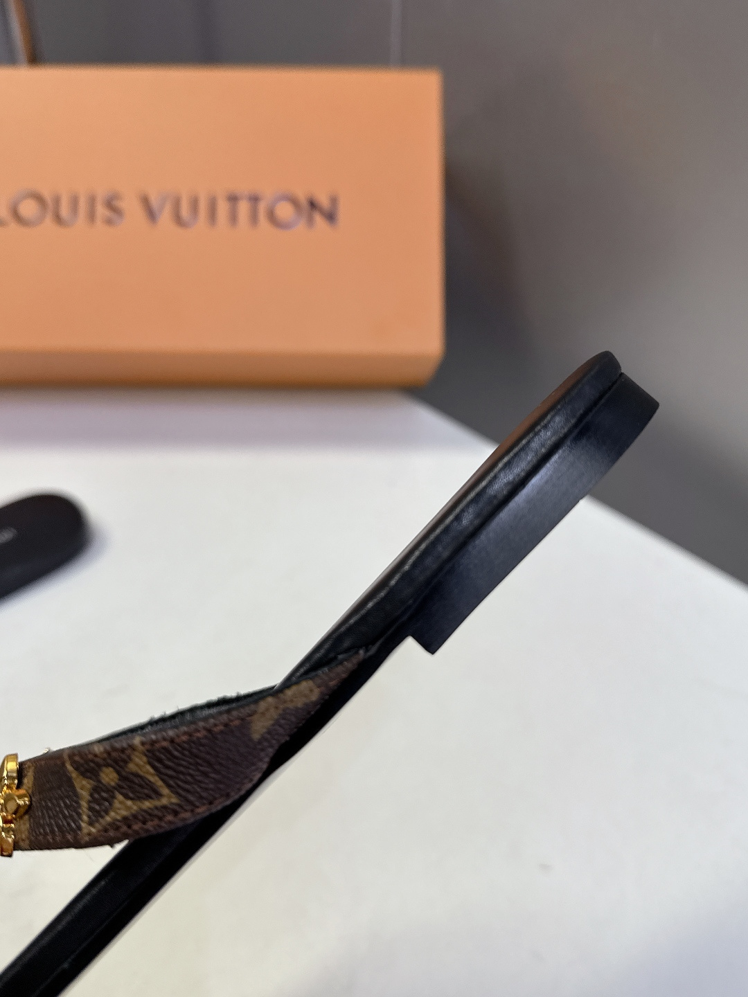 路易威登Louis Vuitton春夏最新款方头夹趾人字拖超多明星网红种草 采用近年流行的方头鞋型 修饰