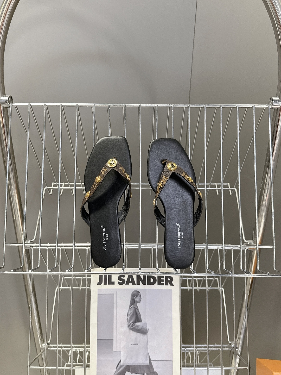 路易威登Louis Vuitton春夏最新款方头夹趾人字拖超多明星网红种草 采用近年流行的方头鞋型 修饰