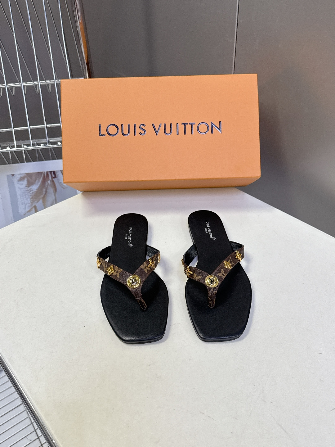 路易威登Louis Vuitton春夏最新款方头夹趾人字拖超多明星网红种草 采用近年流行的方头鞋型 修饰