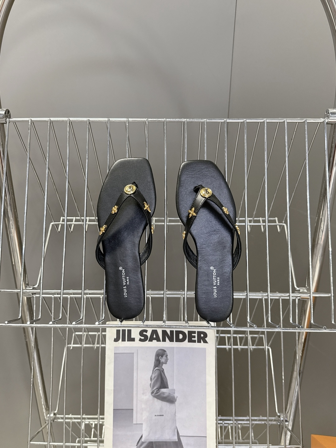 路易威登Louis Vuitton春夏最新款方头夹趾人字拖超多明星网红种草 采用近年流行的方头鞋型 修饰