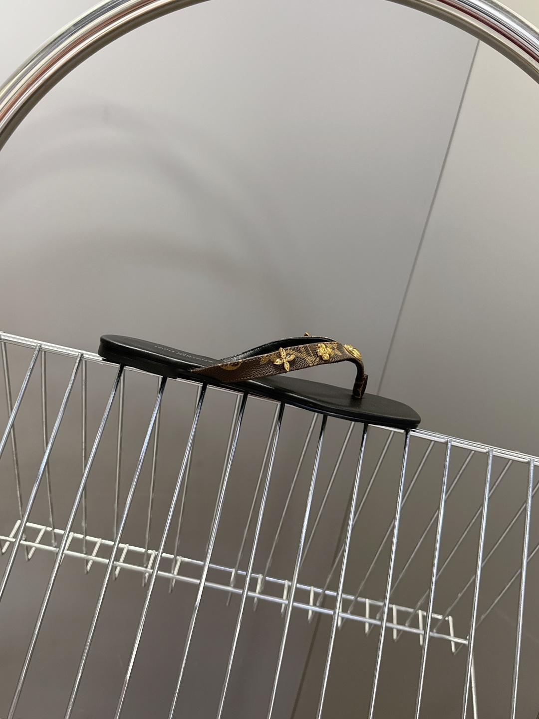 路易威登Louis Vuitton春夏最新款方头夹趾人字拖超多明星网红种草 采用近年流行的方头鞋型 修饰