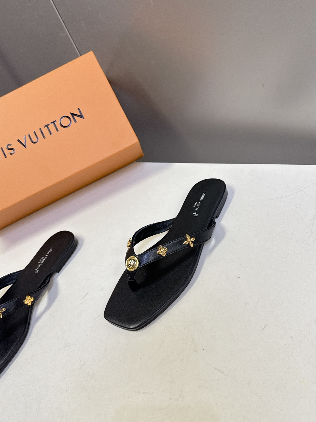 路易威登Louis Vuitton春夏最新款方头夹趾人字拖超多明星网红种草 采用近年流行的方头鞋型 修饰