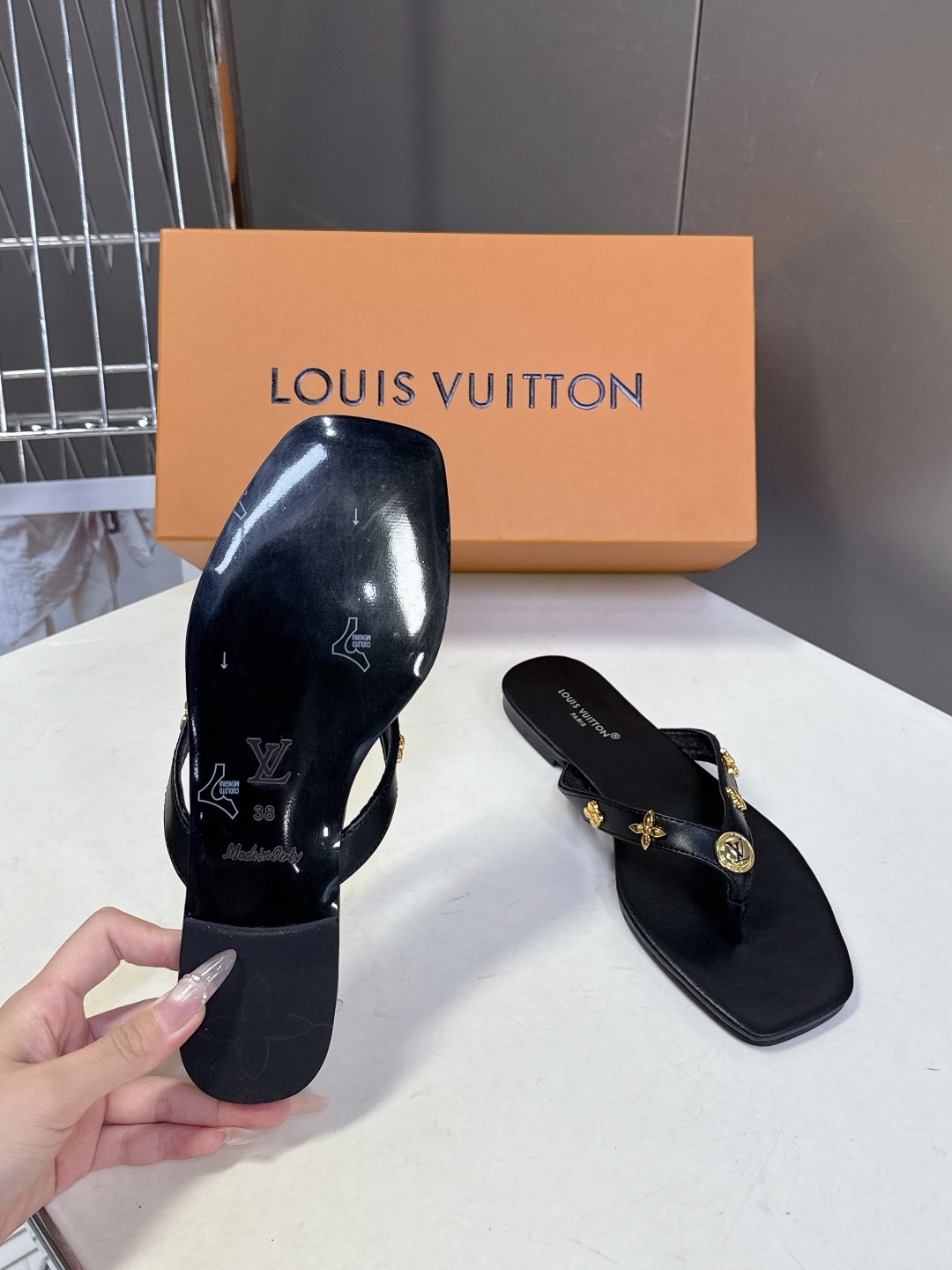 路易威登Louis Vuitton春夏最新款方头夹趾人字拖超多明星网红种草 采用近年流行的方头鞋型 修饰