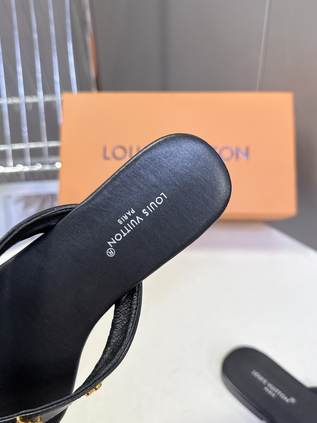 路易威登Louis Vuitton春夏最新款方头夹趾人字拖超多明星网红种草 采用近年流行的方头鞋型 修饰