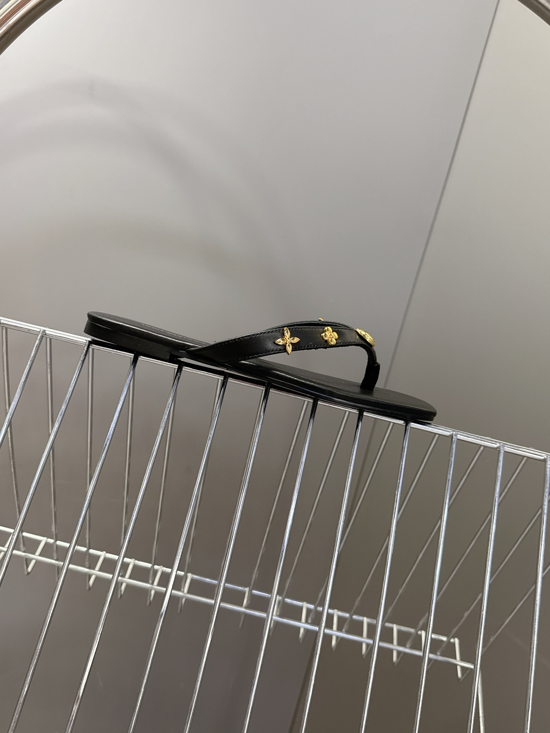 路易威登Louis Vuitton春夏最新款方头夹趾人字拖超多明星网红种草 采用近年流行的方头鞋型 修饰