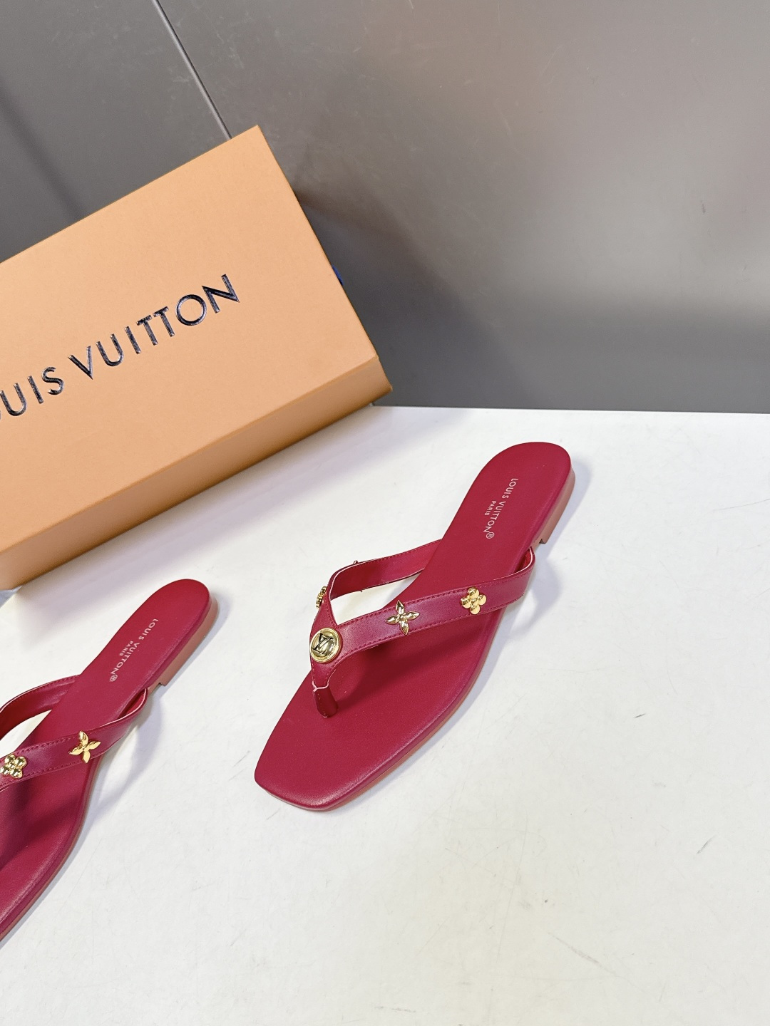 路易威登Louis Vuitton春夏最新款方头夹趾人字拖超多明星网红种草 采用近年流行的方头鞋型 修饰