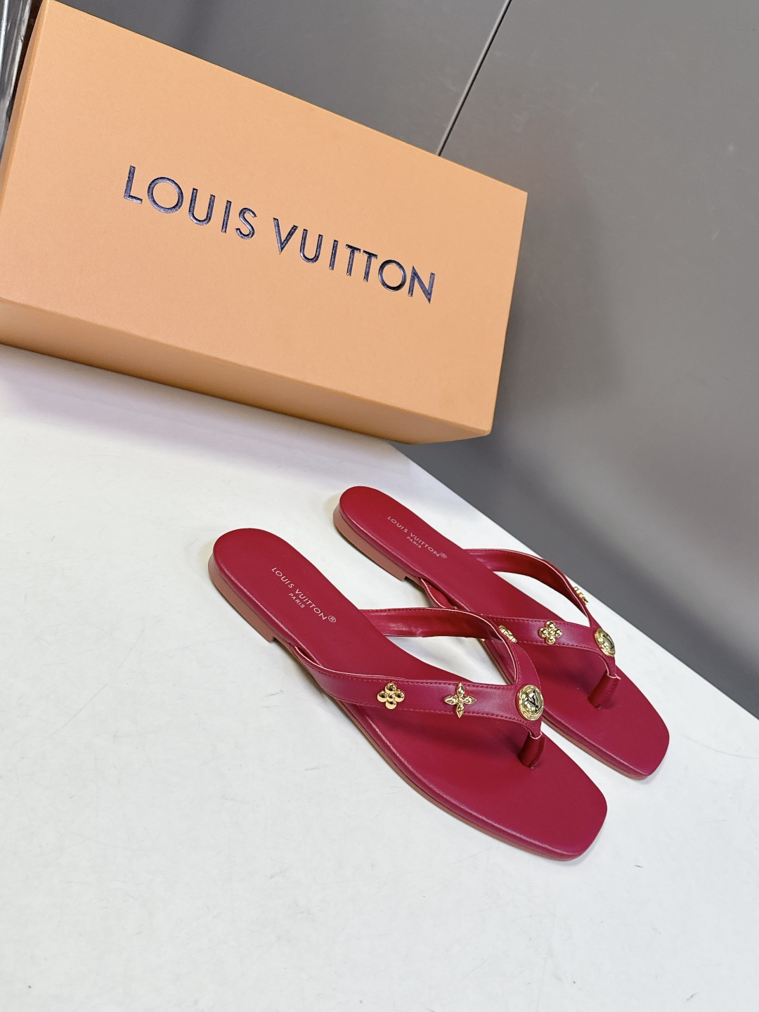 路易威登Louis Vuitton春夏最新款方头夹趾人字拖超多明星网红种草 采用近年流行的方头鞋型 修饰