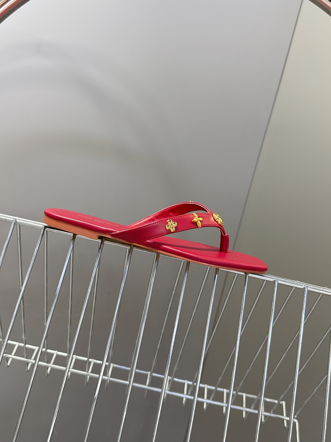 路易威登Louis Vuitton春夏最新款方头夹趾人字拖超多明星网红种草 采用近年流行的方头鞋型 修饰