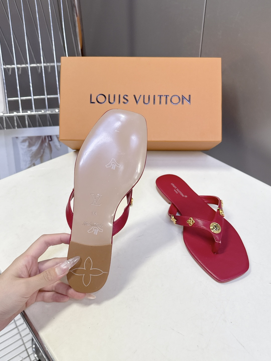 路易威登Louis Vuitton春夏最新款方头夹趾人字拖超多明星网红种草 采用近年流行的方头鞋型 修饰