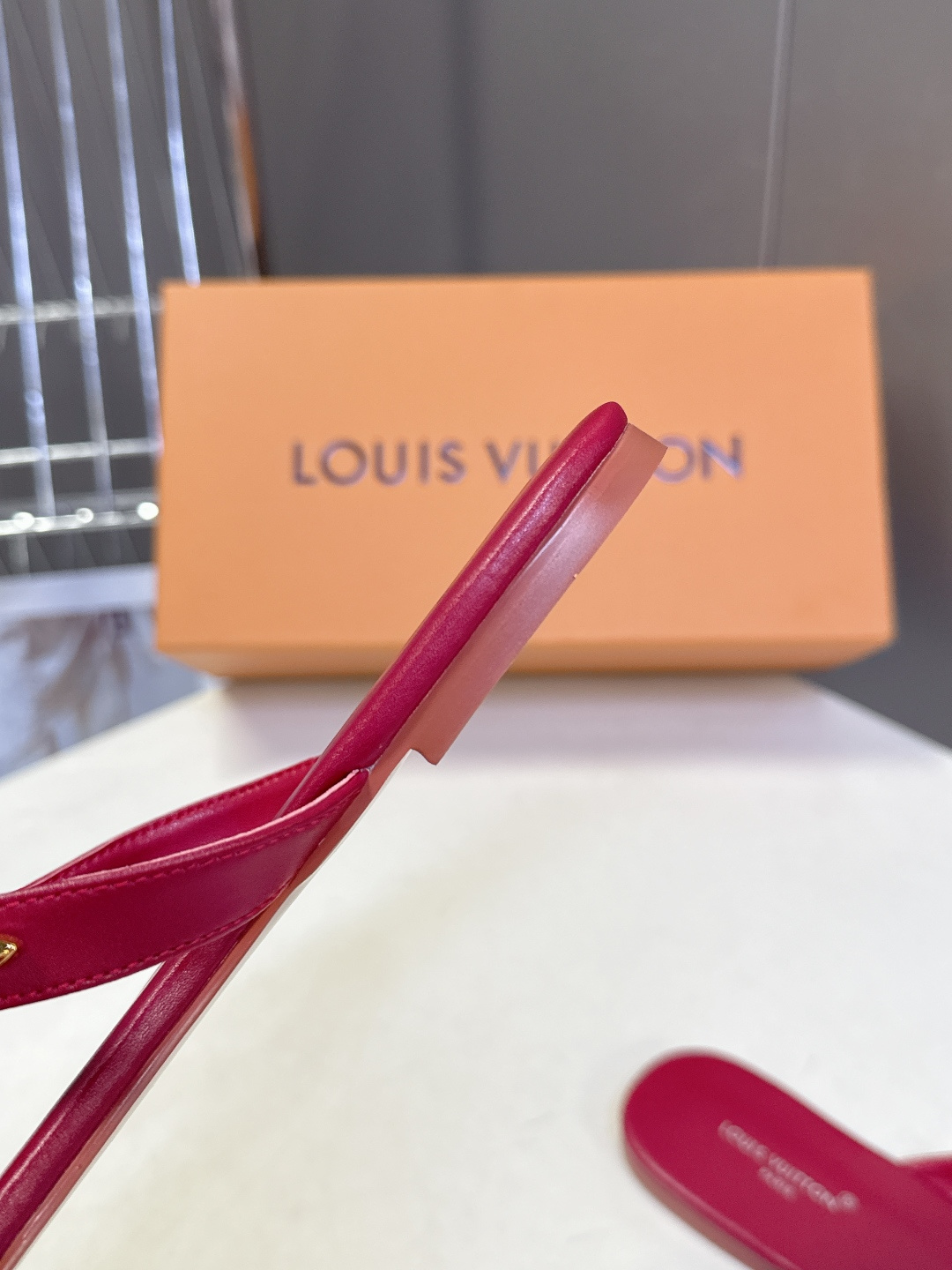 路易威登Louis Vuitton春夏最新款方头夹趾人字拖超多明星网红种草 采用近年流行的方头鞋型 修饰