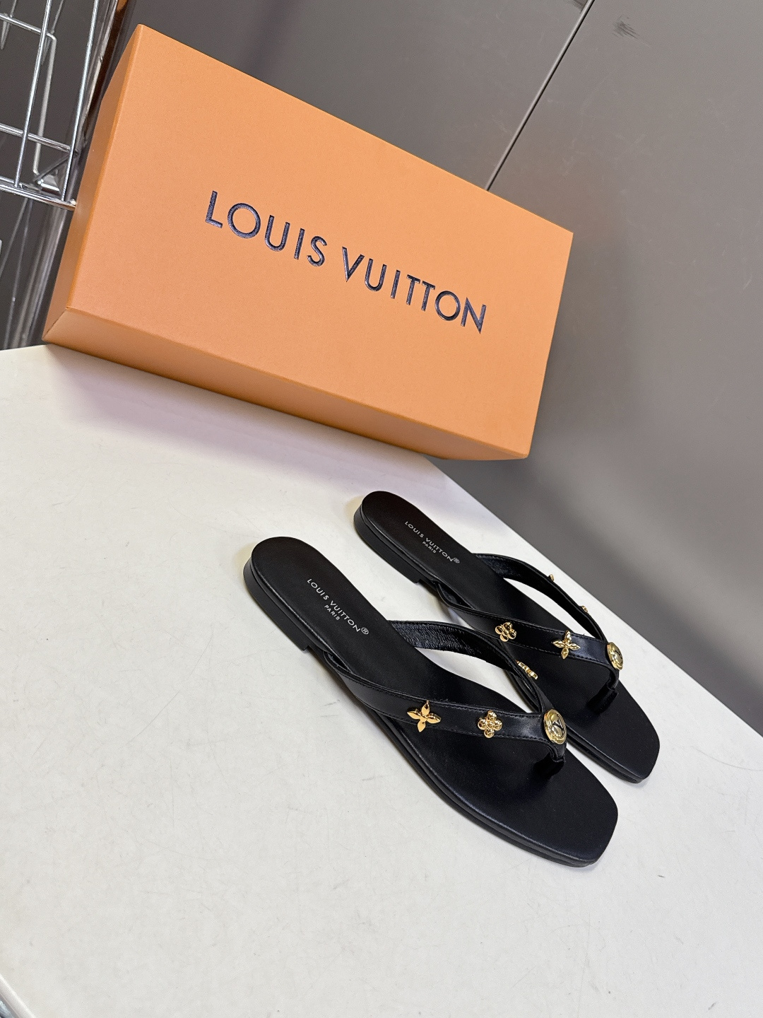 路易威登Louis Vuitton春夏最新款方头夹趾人字拖超多明星网红种草 采用近年流行的方头鞋型 修饰