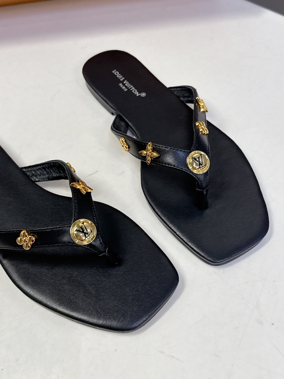 路易威登Louis Vuitton春夏最新款方头夹趾人字拖超多明星网红种草 采用近年流行的方头鞋型 修饰