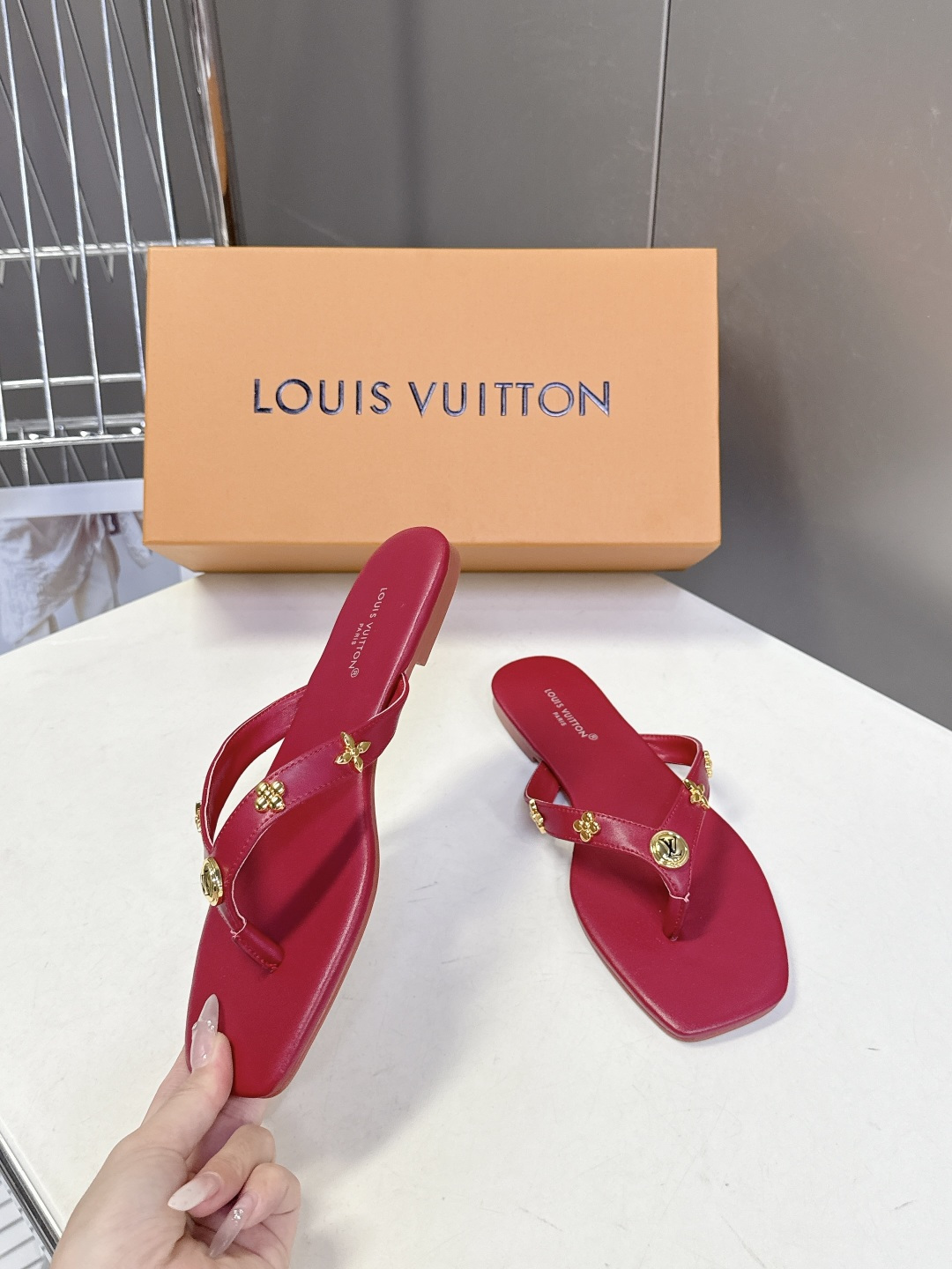 路易威登Louis Vuitton春夏最新款方头夹趾人字拖超多明星网红种草 采用近年流行的方头鞋型 修饰