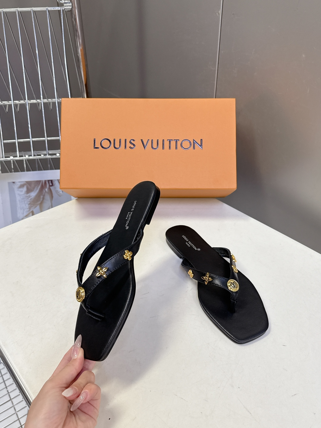 路易威登Louis Vuitton春夏最新款方头夹趾人字拖超多明星网红种草 采用近年流行的方头鞋型 修饰