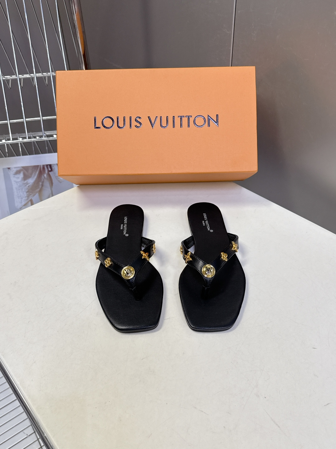 路易威登Louis Vuitton春夏最新款方头夹趾人字拖超多明星网红种草 采用近年流行的方头鞋型 修饰