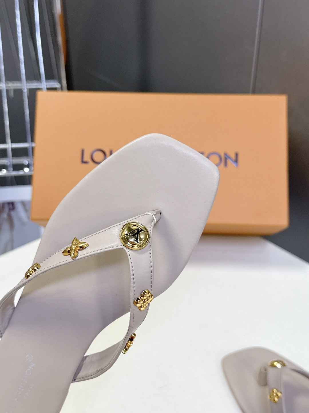 路易威登Louis Vuitton春夏最新款方头夹趾人字拖超多明星网红种草 采用近年流行的方头鞋型 修饰