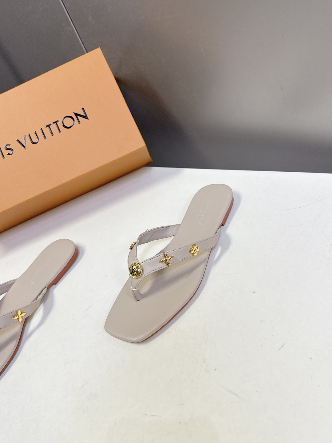 路易威登Louis Vuitton春夏最新款方头夹趾人字拖超多明星网红种草 采用近年流行的方头鞋型 修饰