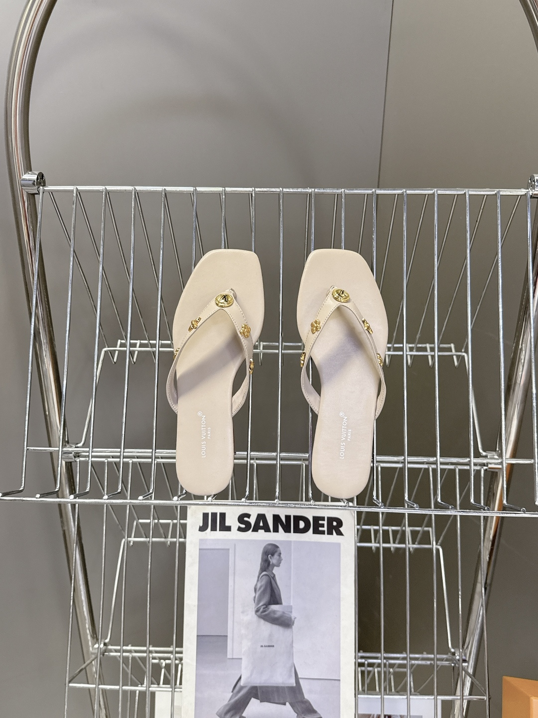 路易威登Louis Vuitton春夏最新款方头夹趾人字拖超多明星网红种草 采用近年流行的方头鞋型 修饰