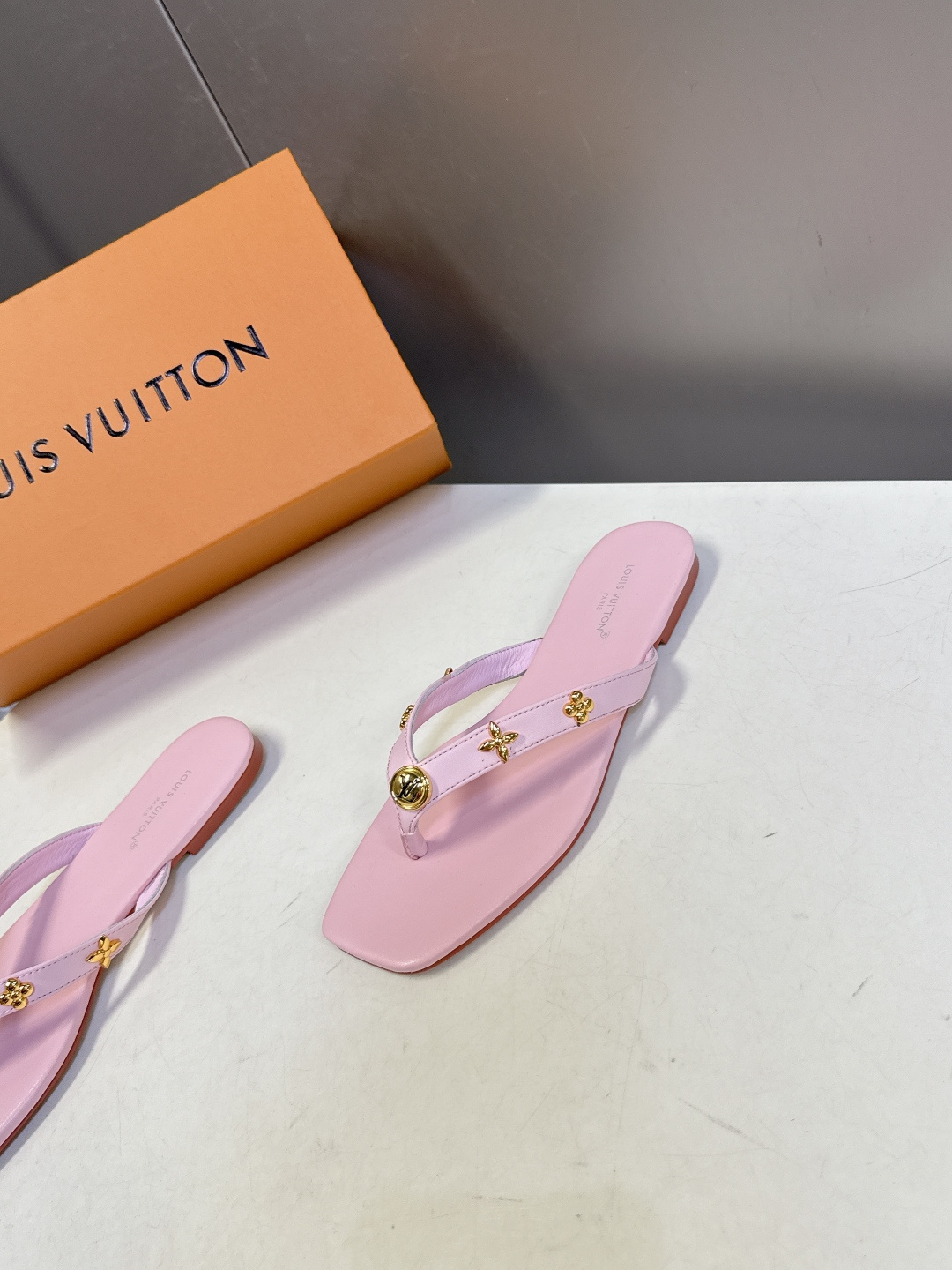 路易威登Louis Vuitton春夏最新款方头夹趾人字拖超多明星网红种草 采用近年流行的方头鞋型 修饰